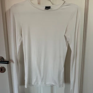 Snygga vit tröja - Snygga tröja från Gina som tyvärr ej kommer till användning! Har en slit på slutet på ärmarna (se bild 3) bra skick! Billigt pris.