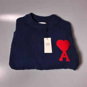 Ami paris tröja - Säljer nu denna oanvända ami paris tröjan i storlek S men passar xs bättre. Tröjan är i perfekt skick och väldigt stilig