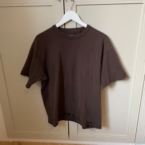 Brun t-shirt - Säljer en stilren brun t-shirt med normal passform. Perfekt för en avslappnad look. Tillverkad i mjukt material för extra komfort.