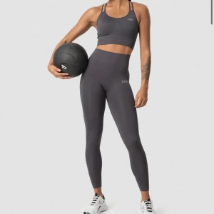 Grå leggings från ICANIWILL - Snygga grå leggings från ICANIWILL, perfekta för träning. De är högmidjade och har en tight passform som ger bra stöd. Materialet är stretchigt och bekvämt, vilket gör dem idealiska för intensiva träningspass. Modellen är define seamless, knappt använda💗 skriv för egna bilder