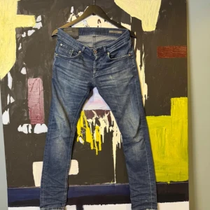 Dondup jeans  - Sjukt snygga Dondup jeans i storlek 29. Modellen på jeansen heter ”Ritchie” som är skinny fit. Väldigt lik modellen ”George”. Dessa jeans är i väldigt bra skick och har snygga slitningar.