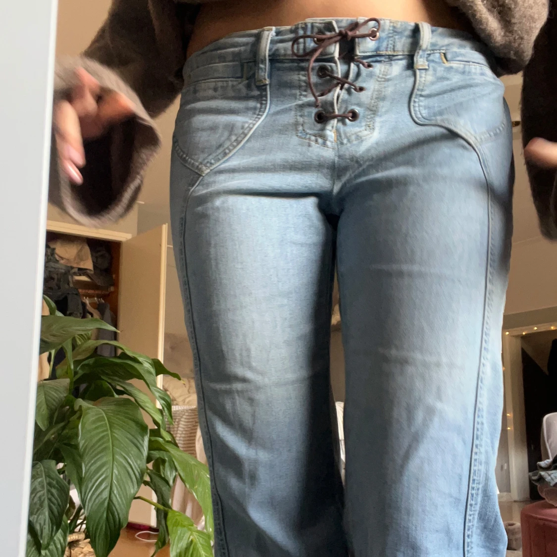 Lågmidjade bootcut jeans med snörningar/knytningar - 1