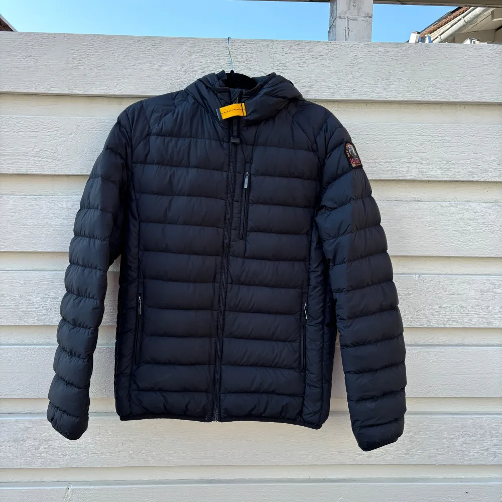 Säljer min svarta parajumper jacka. Använd en vinter. Den är varmt och tål nästan alla väder. Är som helt ny och har även lappar och kvitto kvar.. Takit.