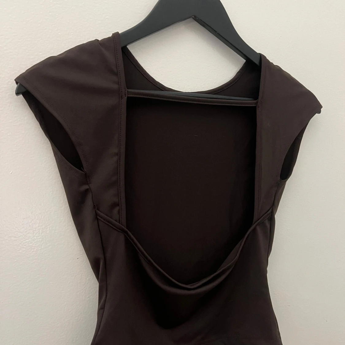 Brun topp med öppen rygg