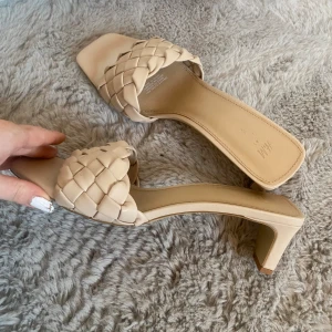 Låga klackar - Snygga klackskor med låg klack och flätning💕 perfekta till sommaren! Väldigt små i storleken så passar mig som har storlek 39