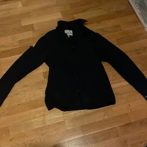 Svart långärmad skjorta - Snygg marinblå overshirt  storlek S men sitter som M priset är inte rikligt hugget i sten /sonny