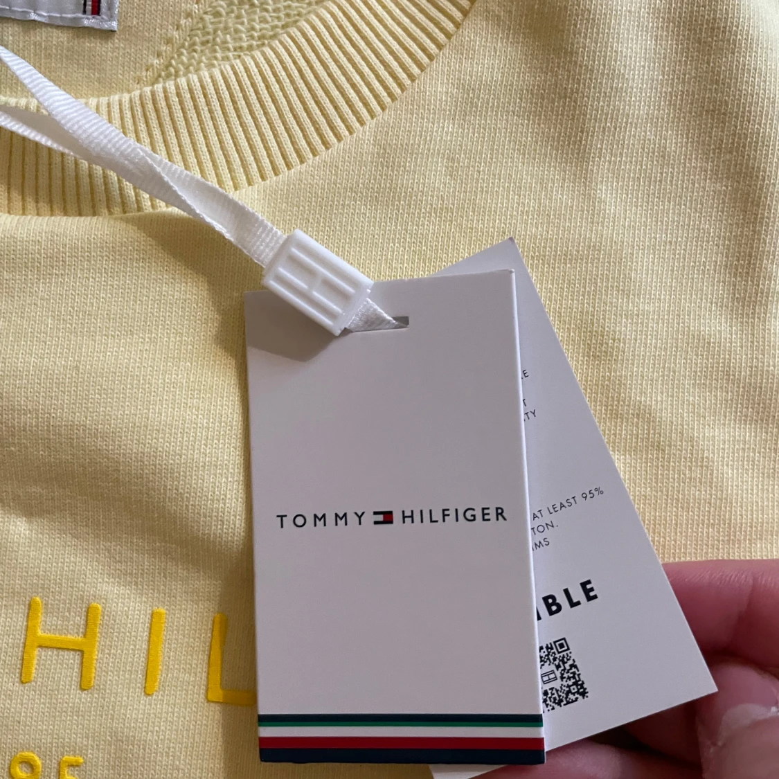 Gul långärmad tröja från Tommy Hilfiger - 2