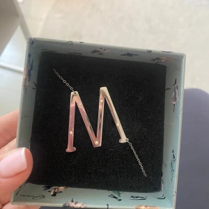 Silver halsband med bokstav  - ✨Säljer detta superfina halsband från ioaku. Halsbandet är i väldigt fint skick och är helt slutsåld på hemsidan.                          Kedja: 40 + 6 cm Bokstav: 2,8 x 4cm