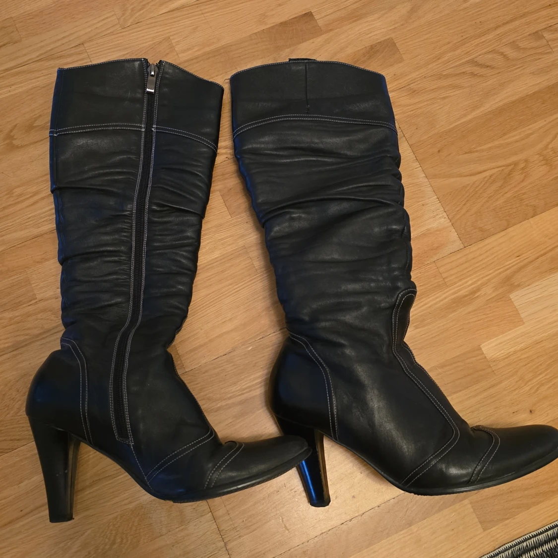 Svarta stövlar med klack och dragkedja