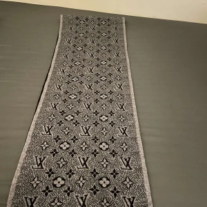 Louis Vuitton Halsduk - Använd ett par gånger, helt nytt skick. Tar emot byten.