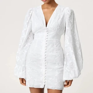 Vit spetsklänning  - Söker denna klänning i storlek 34 eller 36! 