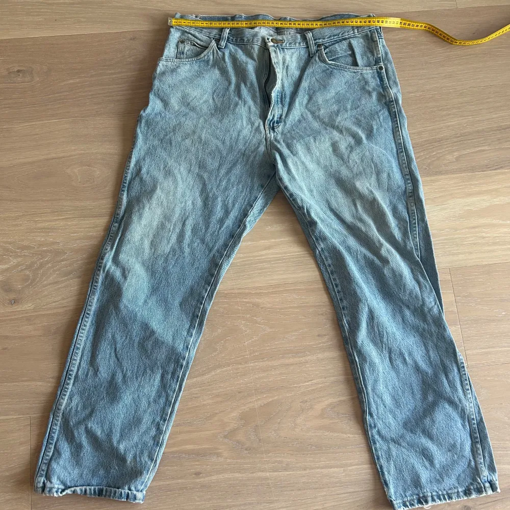 Säljer ett par klassiska blå jeansbyxor från Levis. De har en rak passform och är tillverkade i slitstarkt denim. Byxorna har fem fickor och en dragkedja med knappstängning. Perfekta för en avslappnad stil. Mått finns i bild . Farkut & Housut.