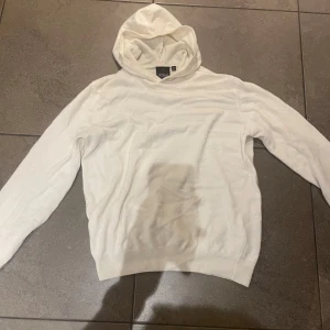 Vit Kashmir hoodie  från Oscar Jacobson - Säljer en stilren vit hoodie från Oscar Jacobson, tillverkad i Italien. Tröjan har en klassisk design med långa ärmar och en bekväm huva. Tröjan är  gjord i kashmir och är  Perfekt för en avslappnad och trendig look.