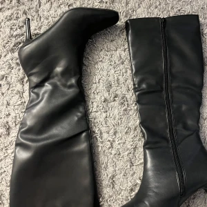 Svarta boots från nelly - Använda en gång och är i väldigt bra skick!