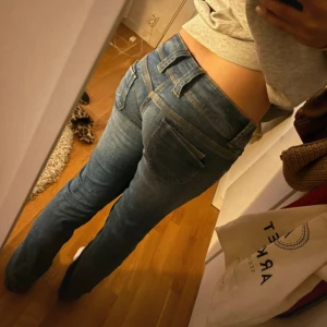 Pepe jeans med låg midja - Snygga blå jeans med låg midja och klassisk femficksdesign. De har en straight passform och är perfekta för en avslappnad stil. Jeansen har en knappgylf och bälteshällor för extra stil och funktionalitet. Jag är 165 