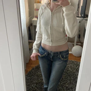vit cropped hoodie 🤍 - en jättesöt vit hoodie från h&m🤍 den är lite nopprig och har ett litet blått sträck på armen som jag råkat rita, man ser det på sista bilden. men det är inget man tänker på när den sitter på 🫶🏻
