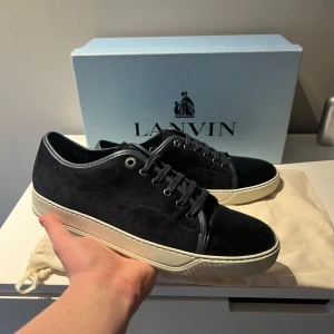 Lanvin Skor - Säljer nu mina Lanvin skor i  bra skick, lite lite crease men annars väldigt fint skick. Fullt of box och dustbag tillkommer . Hör av er vid frågor 