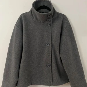 Grå kappa med hög krage - Grå kappa från GinaTricot. Använd några gånger, men fint skick.