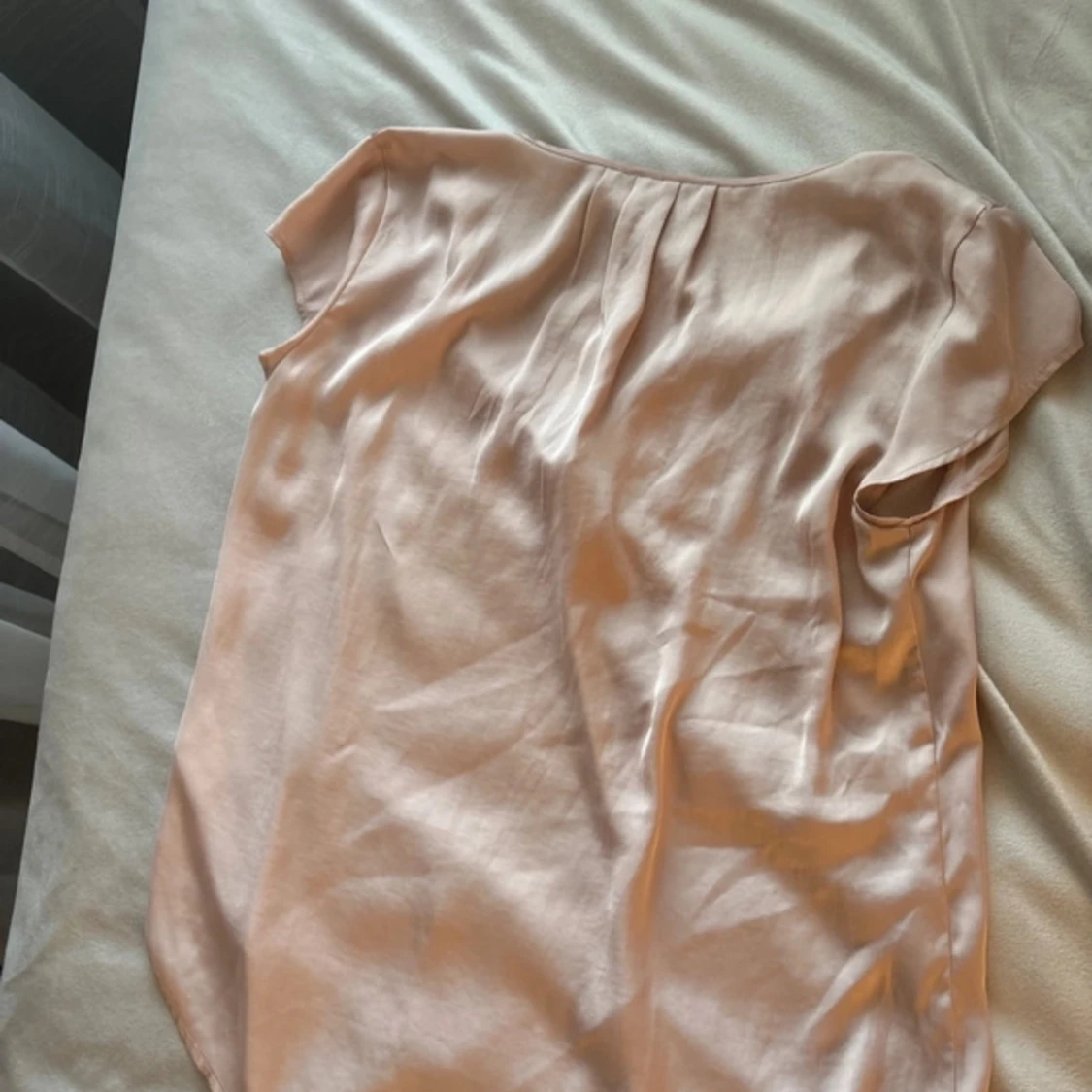 Ljusrosa  blus med v-ringning - 2