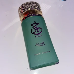 Grön parfymflaska från Paris Corner - Säljer en elegant grön parfymflaska från Paris Corner med namnet Khair Pistachio. Flaskan har en lyxig guldfärgad kork med glittrande detaljer. Perfekt för den som älskar unika och stilfulla dofter. använd sällan cirka 93 ml kvar (box ingår ej därav priset)