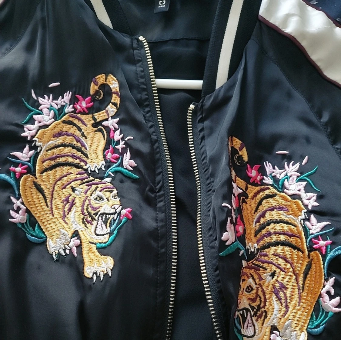 Svart bomberjacka med tigerbroderi från H&M - 3