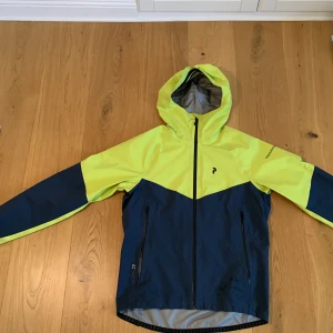 Peak performance vind/regn jacka. (Gore-Tex) storlek S - Säljer nu min peak performance vind/regn jacka. Gore-Tex material. Storlek S. mycket bra skick. Tunn och smidig regnjacka. 