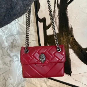 Röd quiltad axelväska från Kurt Geiger - Har inte fler bilder, aldrig använd, så snygg till våren! Möts bara upp och pris kan diskuteras vid snabb och enkel affär