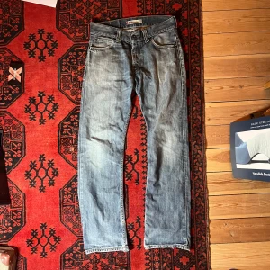 Levi's 506 Standard Jeans - Säljer ett par klassiska Levi's 506 Standard jeans i en snygg blå tvätt. De har en straight passform och är tillverkade i slitstarkt denim. Perfekta för en avslappnad stil. 🕶️