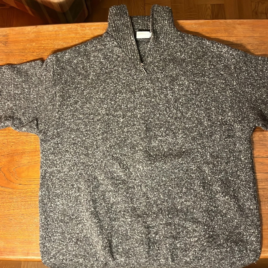 Grå stickad tröja med dragkedja från Orix