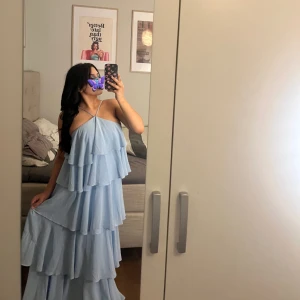 Blå klänning - Superfin oavänd klänning är 154 cm,klänningen är rätt så lång på mig men säljer den då jag inte riktigt känner att de är min stil. 