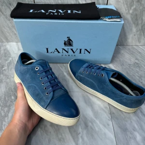 Lanvin skor - Lanvin sneakers | Knappt använda | Sitter 1 storlek större | Nypris: 4499 kr | Ingår: dustbags | Frakt spårbart via Postnord eller Instabox, där köparen betalar | Tveka inte att höra av dig vid frågor📩