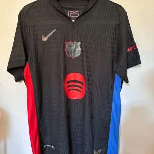 Barcelona borta ställ 24/25, Yamal #19 - Säljer Barcelonas borta ställ från denna säsong med Lamine Yamal på ryggen, använd 1-2 gånger