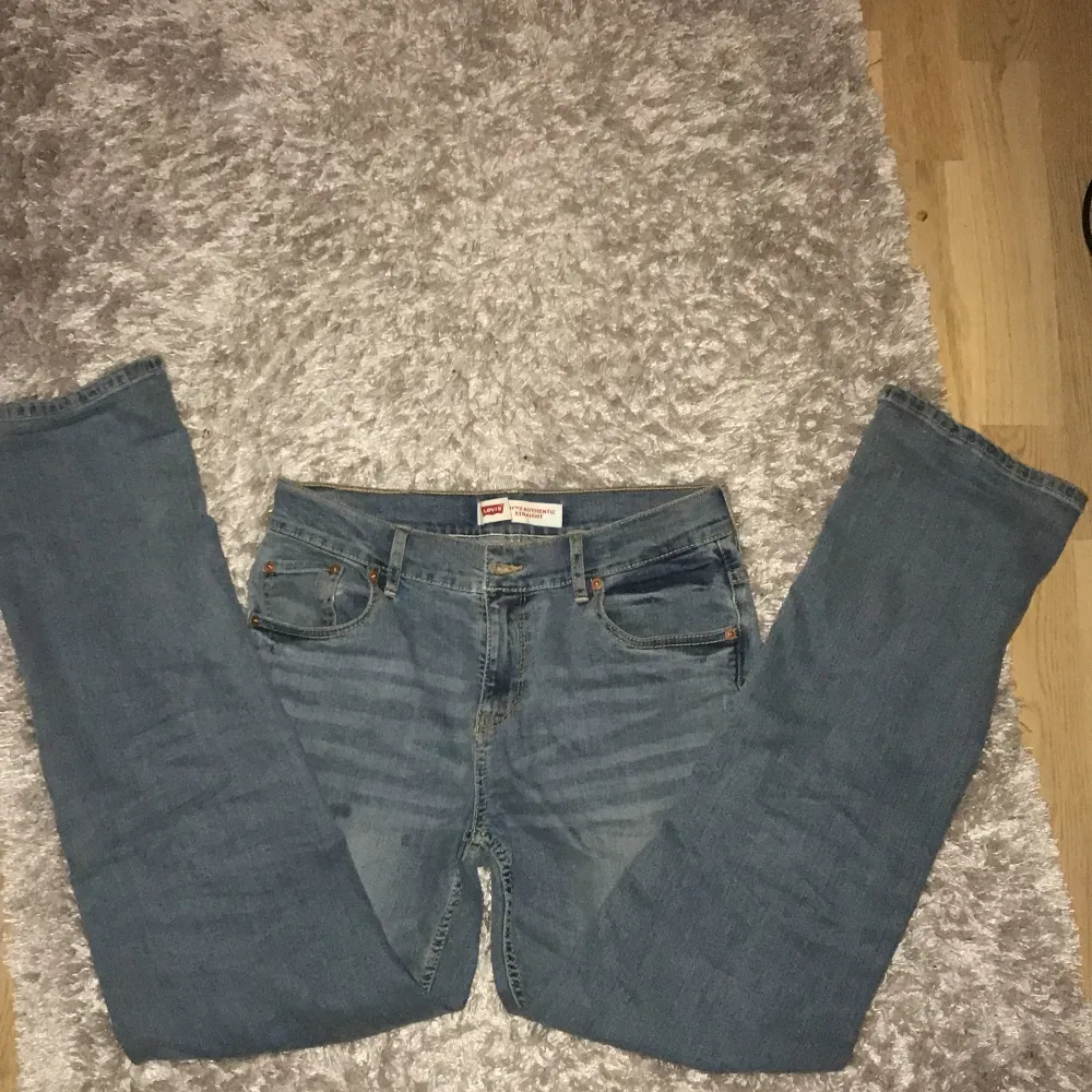 Levis jeans i storlek 30 , Längd 32. Nypris 1000 kr Mitt pris: 350 kr Skick 9/10. Farkut & Housut.