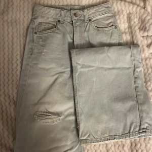 Ljusa högmidjadejeans från H&M Divided💙🤍 - Snygga ljusa jeans från H&M Divided med slitna detaljer på framsidan. 🥥🦕