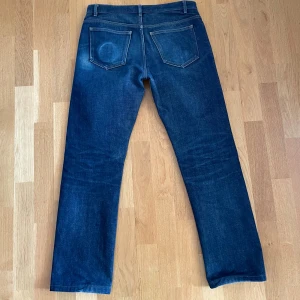 Faded Raw japanese selvedge denim A.P.C.  - Ett par snyggt fejdade jeans i japansk selvedge från lyxmärket A.P.C. i storlek 30. New standard jean classique är en gammal slim model. 