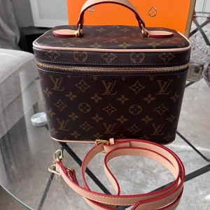LV Sminkväska Necessär  - Supersöt LV sminkväska/necessär som är helt ny och oanvänd 💕box och axelrem ingår! Mått: 25x18x13cm. Skriv gärna vid frågor!