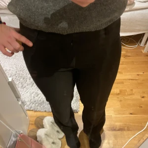 Svarta kostym byxor från Madlady - Snygga svarta kostym byxor från Madlady, lågmidjade. Kostymbyxorna är udsvängda längs ned. Säljer dessa för att det inte passade mig i storleken har bara använt få gånger. Dom är i storlek 38 o längden Regular. Priset kan diskuteras 