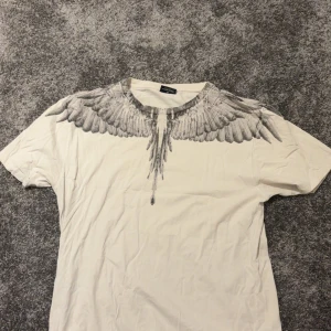 Marcelo burlon t shirt - Hej! Säljer en mycket fin Marcelo burk om T-Shirt i storlek M, som är i mycket gott skick utan defekter. Hör av er vid frågor!