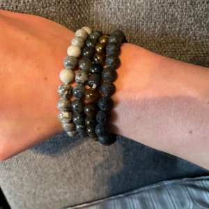 Armband  - Säljer dessa fyra armband för enbart 150kr, nypris är 500kr för alla!, helt oanvända och passar perfekt till en snygg outfit eller till sommaren 