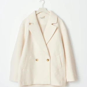 Beige kappa - Beige kappa med lapp kvar, nypris 899 💗passar nu inför våren