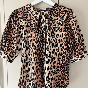 Catwalk junkie blus  - Leopard blus från ett super fint märke, kontakta mig så fort du blir intresserad så kommer jag svara dig så snabbt jag bara kan.