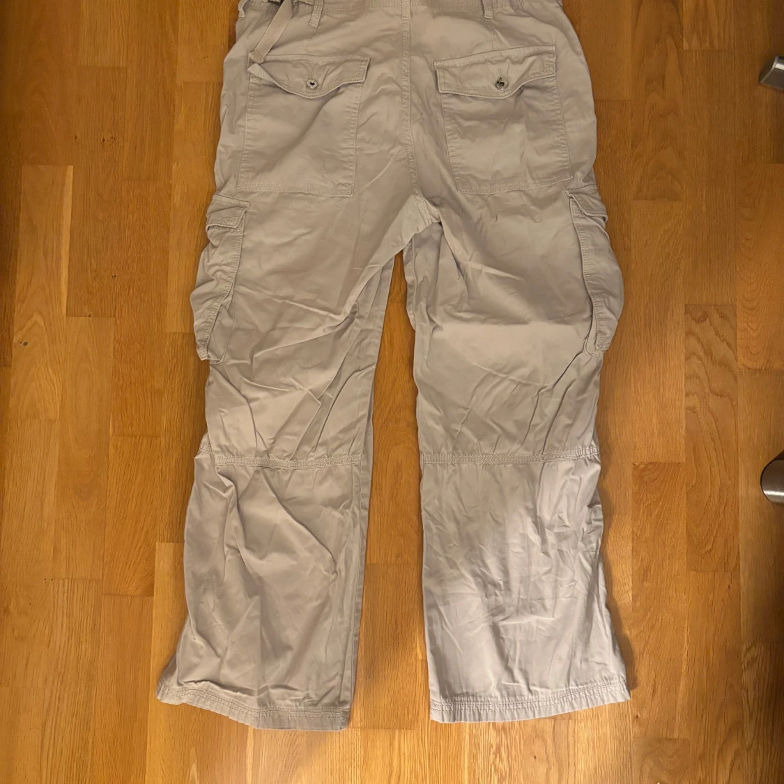 Beige cargobyxor från Bershka - 1