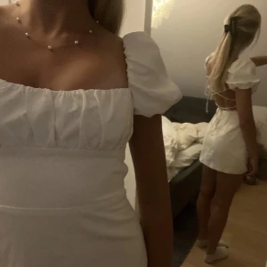 Vit klänning Zara - Klänning från Zara, använd sparsamt och i mycket bra skick, perfekt till student