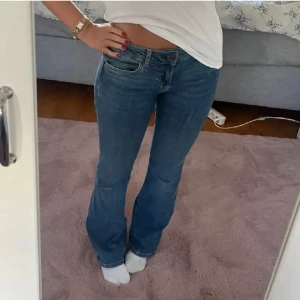 Blå bootcut jeans - Snygga blå bootcut jeans från Zara!! Nästan aldrig använda💕