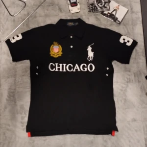 Chief keef ralph lauren polo ”chicago” - Säljer en fet ralph lauren polo utan några defekter. Den passar som  M typ så sitter lite mindre. Väldigt eftertraktad. Perfekt skick