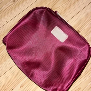 Kosmetiikkalaukku - Ihana viininpunainen kosmetiikkalaukku. Noin 25x11x17cm. Kissatalous MMM Mikäli hinta ei miellytä tarjoa rohkeasti!! Katsothan myös muut ilmoitukseni!!