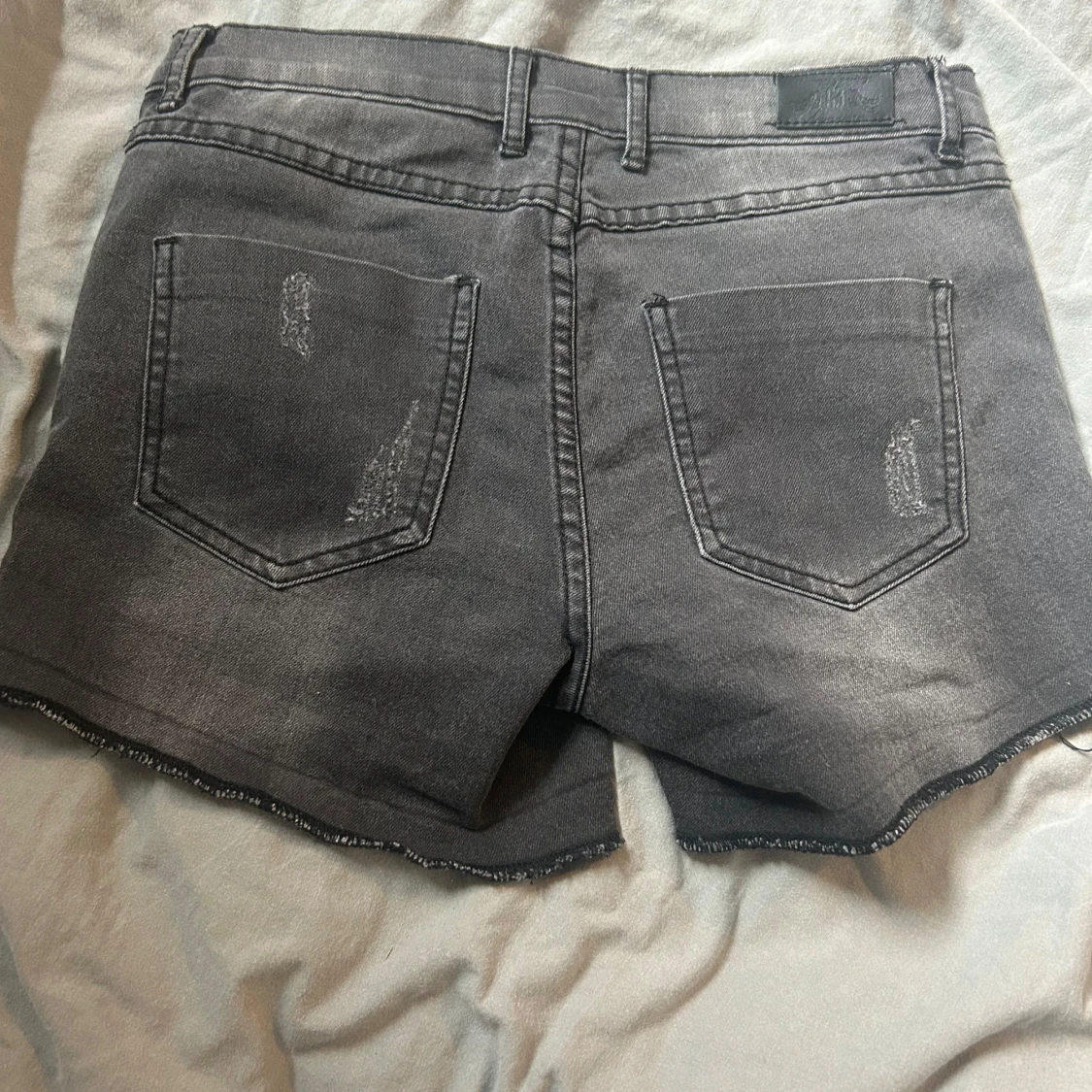 Grå jeansshorts med slitningar - 2