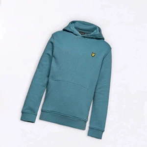 Blå hoodie från Lyle & Scott - Säljer en snygg blå hoodie från Lyle & Scott med deras ikoniska logga på bröstet. Tröjan har en klassisk känguruficka och ribbade muddar vid ärmslut och nederkant. Perfekt för en avslappnad stil. just nu. Säljer den för 300 kr. Men priset kan så klart diskuteras.