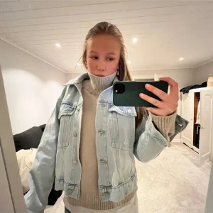 Jeansjacka - Säljer jättefin jacka köpte precis här på plick men den passade tyvärr inte (lånade bilder) 💗 det är storlek 14y men skulle säga att den är xs/xxs