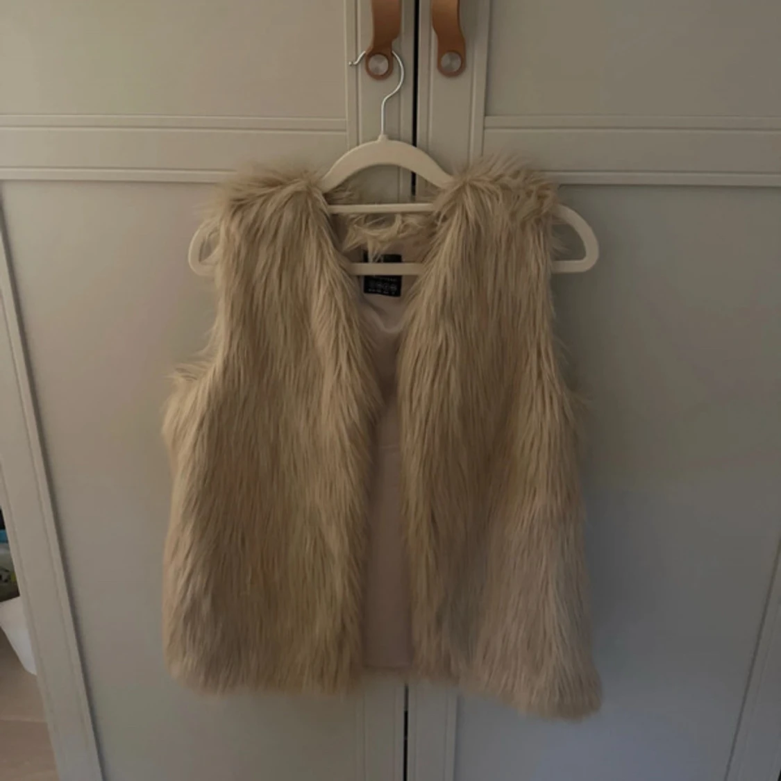 Beige pälsväst